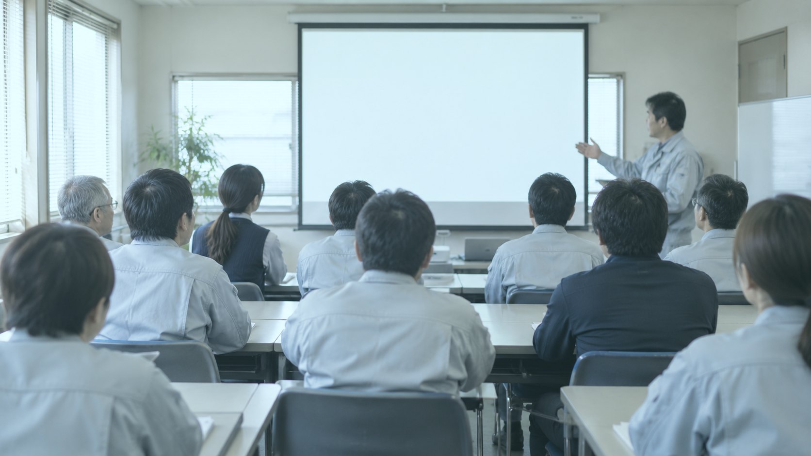 会議室で社員向けに説明する様子